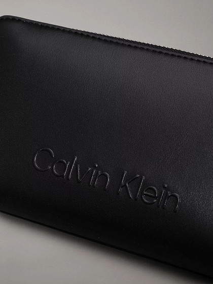 CALVIN KLEIN Moteriška piniginė, EMBOSSED LOGO ZIP LG WALLET